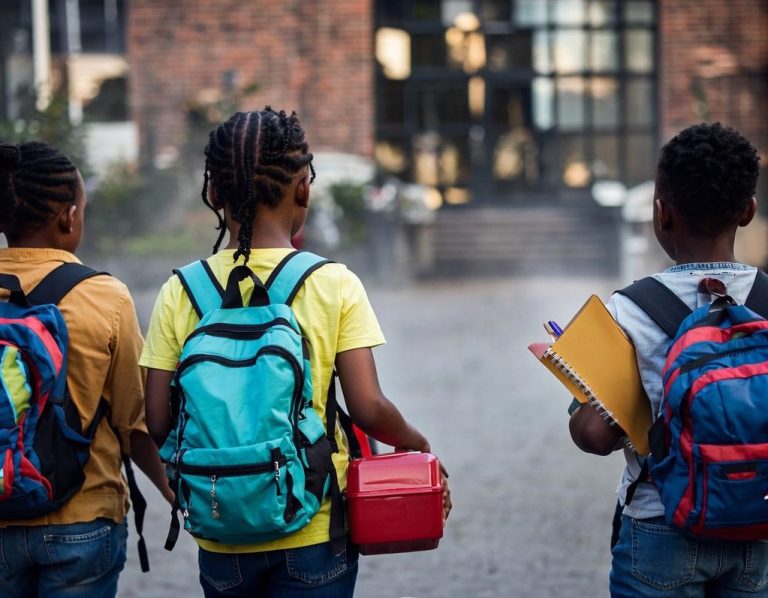 Kinder auf dem Schulweg in Äthiopien
